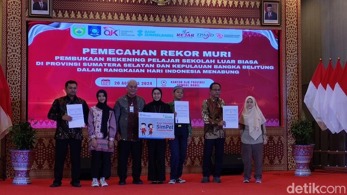 Dirut Bank Sumsel Babel menyerahkan buku tabungan pelajar