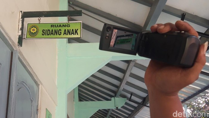 Dua pelaku anak dalam kasus penganiayaan terhadap remaja di Ngemplak, Boyolali mulai disidangkan. Sidang berlangsung tertutup, Rabu (21/8/2024).