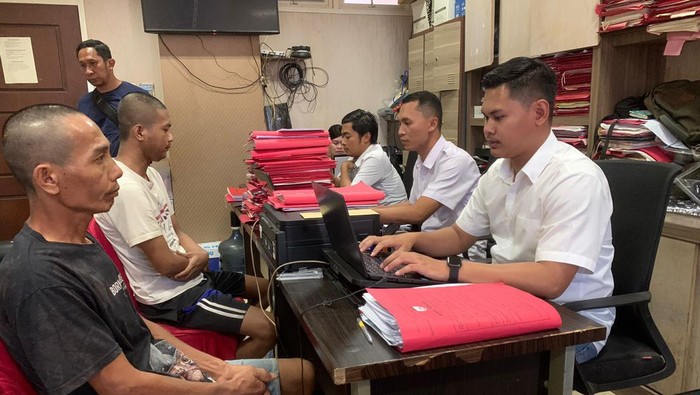 Dua tersangka pengeroyok saat pesta miras di Gresik