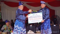 SF turut menyerahkan bantuan ratusan juta untuk pemenang di even tradisional tersebut. Penyerahan hadiah secara simbolis untuk para juara dan peserta dilakukan langsung saat pembukaan hari ini. (Dok Diskominfotik Riau)