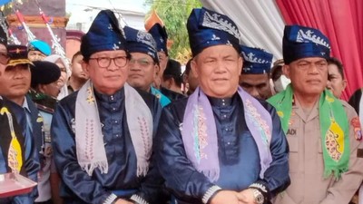 Potret Sekdaprov Riau Meriahkan Event Pacu Jalur Kuansing