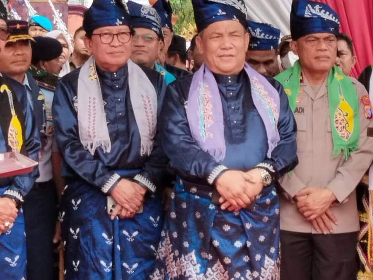 Potret Sekdaprov Riau Meriahkan Event Pacu Jalur Kuansing