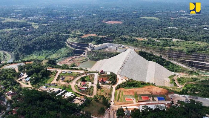 Foto Udara Bendungan Leuwikeris Bernilai Rp 3,5 T yang Sudah Tahap Pengisian Kementerian Pekerjaan Umum dan Perumahan Rakyat (PUPR) telah melakukan pengisian awal waduk atau impounding Bendungan Leuwikeris yang berada di Kabupaten Tasikmalaya dan Kabupaten Ciamis, Jawa Barat.
