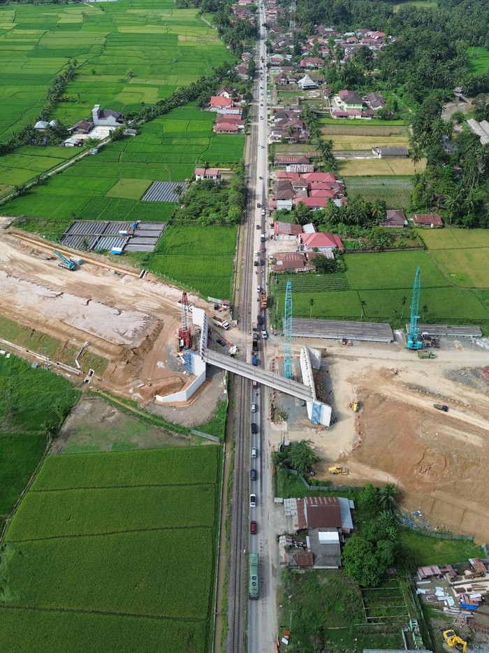 Foto Udara Progres Proyek Jalan Tol Padang-Sicincin Foto udara lanjutan pembangunan jalan tol di Nagari Kapalo Hilalang, Padang Pariaman, Sumatera Barat, Rabu (21/8/2024). Akses jalan nasional Padang - Bukittinggi di Nagari Kapalo Hilalang akan mengalami pelambatan dan buka tutup arus lalu-lintas karena adanya pengerjaan pemasangan balok Erection Girder pada jembatan jalan tol Padang-Sicincin di wilayah tersebut hingga 22 Agustus 2024. ANTARA FOTO/Iggoy el Fitra/aww.