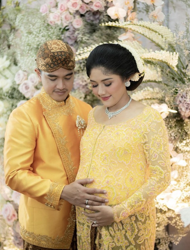 Aura bapak-bapak Kaesang juga terpancar di acara siraman untuk menyambut sang buah hati. Putra bungsu Presiden Joko Widodo itu berpakaian tradisional dalam balutan beskap, lengkap dengan jariknya. (Foto: Instagram/@erinagudono)