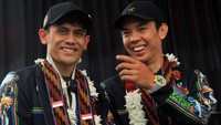 Atlet panjat tebing peraih medali emas Olimpiade Paris 2024 Veddriq Leonardo (kiri) berbincang bersama atlet balap sepeda Bernard Benyamin Van Aert (kanan) setibanya di Pontianak, Kalimantan Barat, Rabu (21/8/2024).   