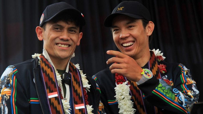 Gemuruh Penyambutan Peraih Emas Olimpiade Veddriq di Pontianak Atlet panjat tebing peraih medali emas Olimpiade Paris 2024 Veddriq Leonardo (kiri) berbincang bersama atlet balap sepeda Bernard Benyamin Van Aert (kanan) setibanya di Pontianak, Kalimantan Barat, Rabu (21/8/2024). Pemerintah Provinsi Kalimantan Barat menyambut kedatangan atlet panjat tebing asal Kota Pontianak itu dengan mengarak keliling kota sebagai ungkapan kebanggaan karena telah mengharumkan nama Indonesia. ANTARA FOTO/Jessica Wuysang/Spt.