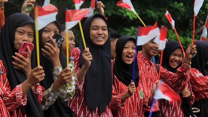 Atlet panjat tebing peraih medali emas Olimpiade Paris 2024 Veddriq Leonardo (kiri) berbincang bersama atlet balap sepeda Bernard Benyamin Van Aert (kanan) setibanya di Pontianak, Kalimantan Barat, Rabu (21/8/2024). Pemerintah Provinsi Kalimantan Barat menyambut kedatangan atlet panjat tebing asal Kota Pontianak itu dengan mengarak keliling kota sebagai ungkapan kebanggaan karena telah mengharumkan nama Indonesia. ANTARA FOTO/Jessica Wuysang/Spt.