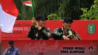 Pemerintah Provinsi Kalimantan Barat menyambut kedatangan atlet panjat tebing asal Kota Pontianak itu dengan mengarak keliling kota.  