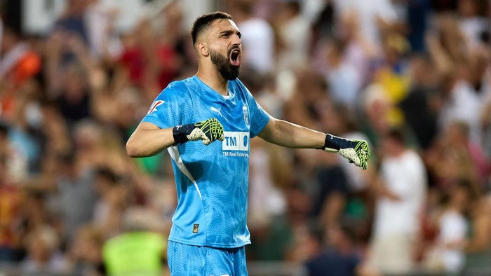 Giorgi Mamardashvili of Valencia CF is celebrating after the first goal of his team scored by Hugo Duro of Valencia CF during the La Liga match between Valencia CF and FC Barcelona at Estadio Mestalla in Valencia, Spain, on August 17, 2024 (Photo by DAX Images/NurPhoto via Getty Images).