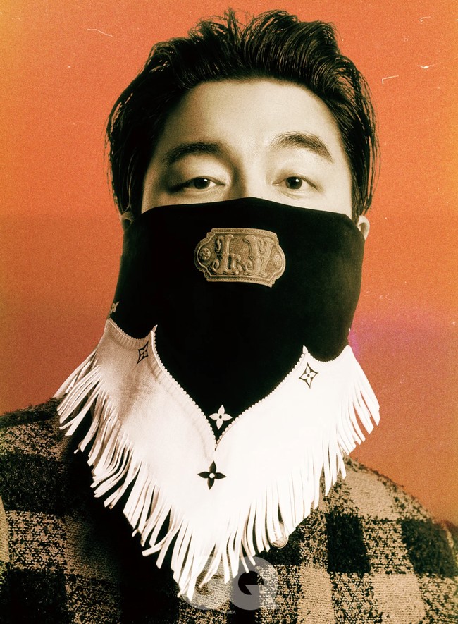Meskipun menutup bagian wajahnya dengan Leather Fringe Bandana dari Louis Vuitton, aura Gong Yoo tetap tidak terhalangi. Foto: dok. GQ Korea