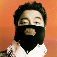 Meskipun menutup bagian wajahnya dengan Leather Fringe Bandana dari Louis Vuitton, aura Gong Yoo tetap tidak terhalangi. Foto: dok. GQ Korea