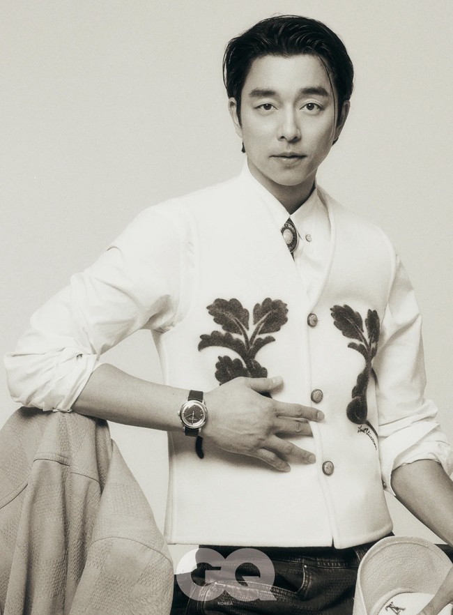 Unggahan foto Gong Yoo di akun Instagram GQ Korea @gq_korea sontak dibanjiri komentar para penggemar. Aktor 45 tahun itu menunjukkan sisi berbeda yang belum terlihat dalam film dan drama yang dibintanginya. Foto: dok. GQ Korea