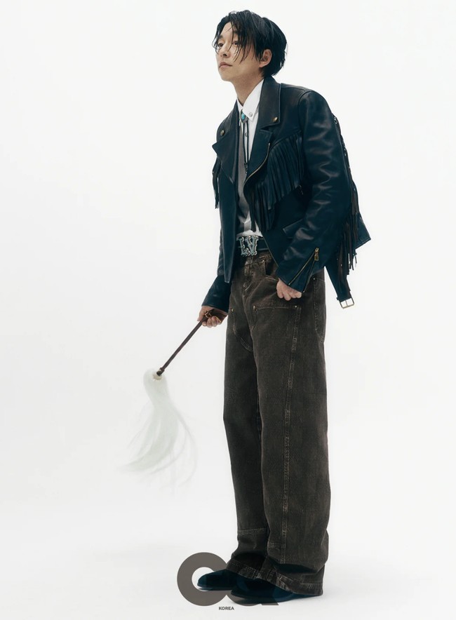 Manglingi dengan model rambut sleek hair. Gong Yoo mengenakan Black Leather Fringe Jacket, Brown Damier Workwear Denim Pants, juga LV Ranch Turqouise Belt, dan boots hitam. Secara khusus, dasi yang dikenakannya bernilai 4,3 juta won atau setara Rp 46,3 juta. Foto: dok. GQ Korea