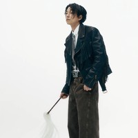 Manglingi dengan model rambut sleek hair. Gong Yoo mengenakan Black Leather Fringe Jacket, Brown Damier Workwear Denim Pants, juga LV Ranch Turqouise Belt, dan boots hitam. Secara khusus, dasi yang dikenakannya bernilai 4,3 juta won atau setara Rp 46,3 juta. Foto: dok. GQ Korea