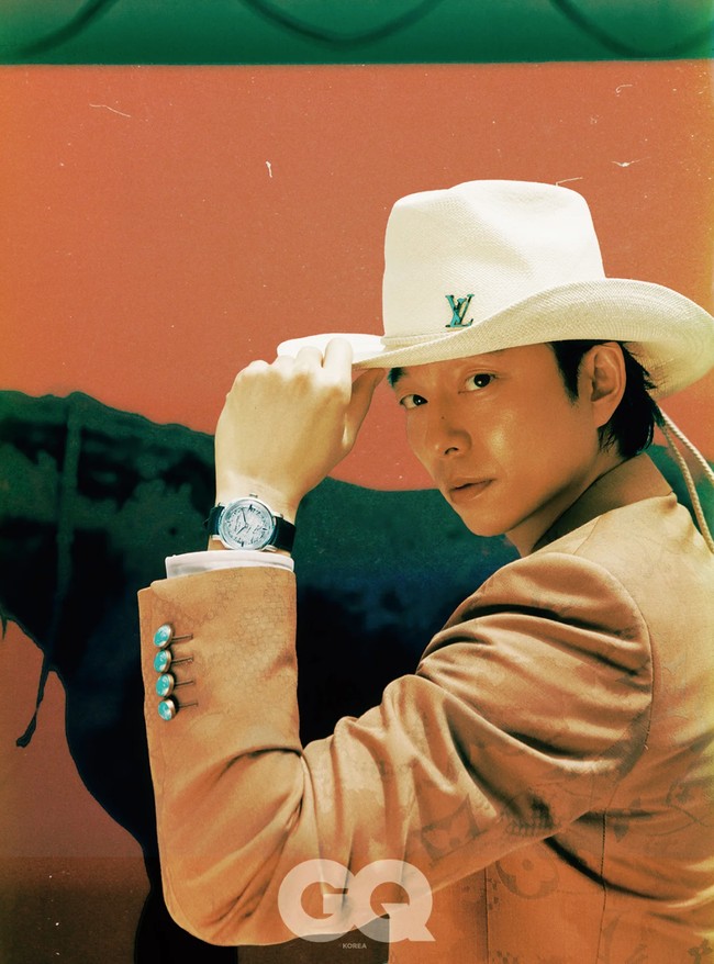 Belum lama ini, Gong Yoo didapuk menjadi House Ambassador untuk Louis Vuitton. Bintang film Wonderland itu terlihat ganteng maksimal dengan koleksi Double-Breasted Jacquard Wool Jacket dan topi koboi berwarna putih. Kali ini, jam tangan yang dikenakan Gong Yoo memiliki harga yang lebih fantastis mencapai 56,7 juta won atau Rp 657 jutaan. Foto: dok. GQ Korea