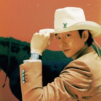 Belum lama ini, Gong Yoo didapuk menjadi House Ambassador untuk Louis Vuitton. Bintang film Wonderland itu terlihat ganteng maksimal dengan koleksi Double-Breasted Jacquard Wool Jacket dan topi koboi berwarna putih. Kali ini, jam tangan yang dikenakan Gong Yoo memiliki harga yang lebih fantastis mencapai 56,7 juta won atau Rp 657 jutaan. Foto: dok. GQ Korea