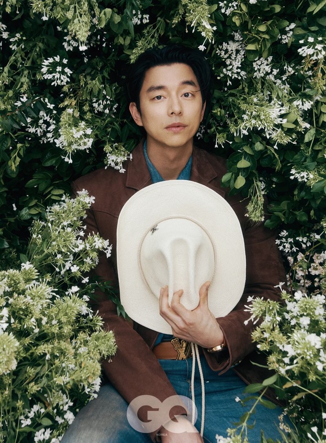 Gong Yoo menghiasi sampul majalah GQ Korea edisi September 2024. Dalam pemotretan tersebut, sang aktor tampil memesona bak koboi dalam balutan busana pria Louis Vuitton Fall/Winter 2024. Dia mengenakan koleksi Brown Suede Jacket, Chambray Denim Bootcut Pants, hingga koleksi jam tangan berbahan kulit anak sapi seharga 42,2 juta won atau sekitar Rp 488 jutaan. Foto: dok. GQ Korea