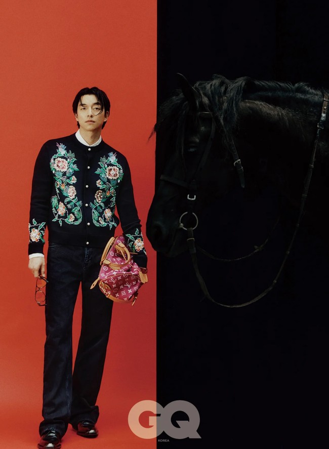 Gong Yoo juga terlihat mengenakan cardigan hitam dengan sulaman motif bunga seharga dan koleksi tas Speedy P9 Bandoulière 40 berwarna pink dari Louis Vuitton. Masing-masing seharga Rp 100 juta dan Rp 182 juta. Foto: dok. GQ Korea