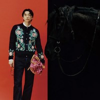 Gong Yoo juga terlihat mengenakan cardigan hitam dengan sulaman motif bunga seharga dan koleksi tas Speedy P9 Bandoulière 40 berwarna pink dari Louis Vuitton. Masing-masing seharga Rp 100 juta dan Rp 182 juta. Foto: dok. GQ Korea