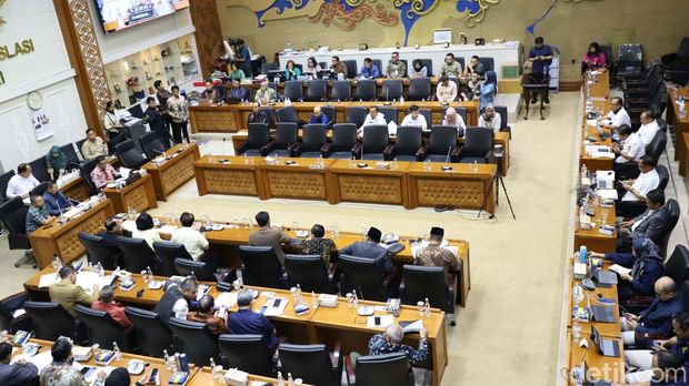 Baleg DPR-pemerintah memutuskan putusan MK tentang UU Pilkada Pasal 40 hanya berlaku bagi partai tanpa kursi DPRD. PDIP terancam tidak dapat mengusung Cagub di Jakarta.