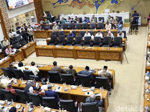 Debat Panas Anggota DPR soal Syarat Usia Calon Kepala Daerah