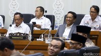 (2) Partai politik atau gabungan partai politik yang tidak memiliki kursi di DPRD Provinsi dapat mendaftarkan calon Gubernur dan calon Wakil Gubernur dengan ketentuan harus memeroleh suara dengan persentasi berbeda berdasarkan jumlah daftar pemilih tetap di provinsi tersebut.