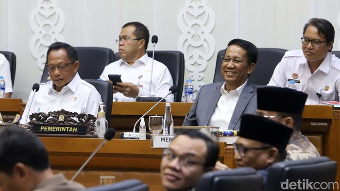 Baleg DPR-pemerintah memutuskan putusan MK tentang UU Pilkada Pasal 40 hanya berlaku bagi partai tanpa kursi DPRD. PDIP terancam tidak dapat mengusung Cagub di Jakarta.