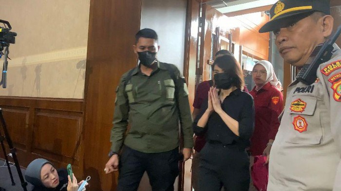 Helena Lim Muncul dalam Balutan Hitam, Siap Hadapi Sidang Kasus Korupsi Timah