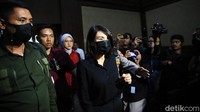 Helena hanya diam saat masuk ke ruang sidang.   
