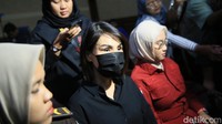 Helena langsung duduk di kursi pengunjung sambil menunggu persidangan dimulai.  