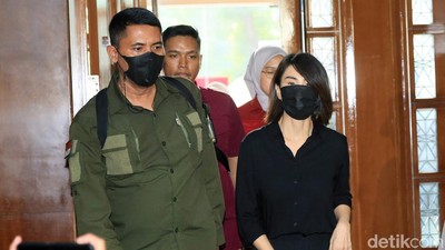 Helena Lim Serba Hitam di Sidang Perdana Kasus Korupsi Timah