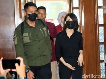 Helena Lim Serba Hitam di Sidang Perdana Kasus Korupsi Timah