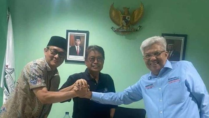 Heri Amalindo (kiri) bertemu dengan Panglima Matahati, Syahrial Oesman dan Mawardi Yahya