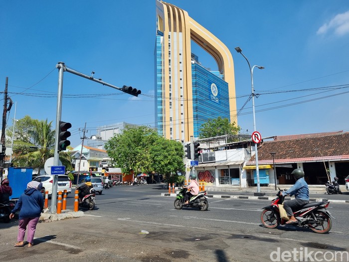 Ilustrasi cuaca cerah kota Surabaya