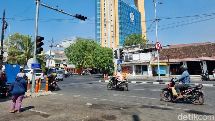 Ilustrasi cuaca cerah kota Surabaya