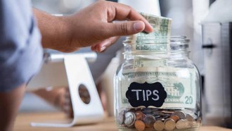 Ini Etika Memberi Uang Tip Saat Liburan di Luar Negeri, Jangan Sampai Salah!