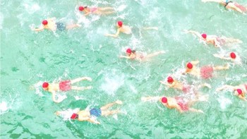 Lifeguard Camp karya Glen Wilbert dari Amerika Serikat terpilih sebagai juara satu Photographer of the Year. Foto ini diambil menggunakan iPhone 11 Pro Max. Foto: Glen Wilbert/iPhone Photography Awards 2024