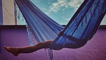 On the Swing of Childhood karya Daniel de Cerqueira dari Brasil menjadi juara satu kategori Children. Foto ini diambil menggunakan iPhone 11. Foto: Daniel de Cerqueira/iPhone Photography Awards 2024