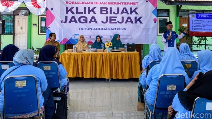 Istri Bupati SItubodo Sosialisasikan Masyarakat Bijak Berinternet