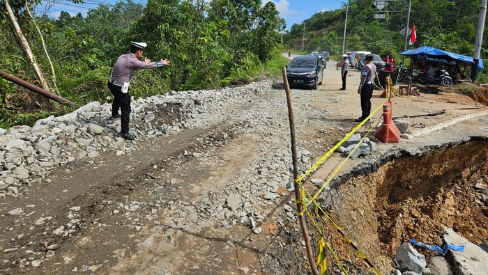 Jalan lintas Riau-Sumatera Barat di Kabupaten Kampar amblas akibat curah hujan tinggi. (Dok Satlantas Kampar)