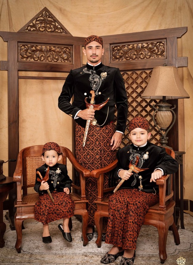 Vincent bersama kedua putranya tampil gagah mengenakan beskap berbahan velvet dipadukan dengan kain lilit batik coklat dan blangkon senada. Ketiganya juga tampak membawa keris. Foto: Instagram/@fdphotography90
