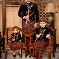 Vincent bersama kedua putranya tampil gagah mengenakan beskap berbahan velvet dipadukan dengan kain lilit batik coklat dan blangkon senada. Ketiganya juga tampak membawa keris. Foto: Instagram/@fdphotography90