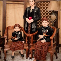 Sementara Jessica Iskandar tampil cantik dalam balutan kebaya yang juga berbahan velvet dan berwarna hitam. Penampilannya itu makin menawan dengan rambut yang tersanggul. Foto: Instagram/@fdphotography90