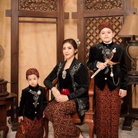 Dengan bantuan fotografer dari FD Photography, pemotretan keluarga wanita yang akrab disapa Jedar itu terlihat menawan. Tak sedikit netizen yang memuji hasil pemotretan tersebut. Foto: Instagram/@fdphotography90