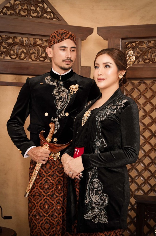 Jessica Iskandar sendiri saat ini diketahui sedang hamil anak ketiga. Difoto dari samping, baby bump Jedar pun sedikit terlihat. Foto: Instagram/@fdphotography90