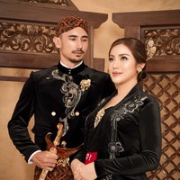 Jessica Iskandar sendiri saat ini diketahui sedang hamil anak ketiga. Difoto dari samping, baby bump Jedar pun sedikit terlihat. Foto: Instagram/@fdphotography90