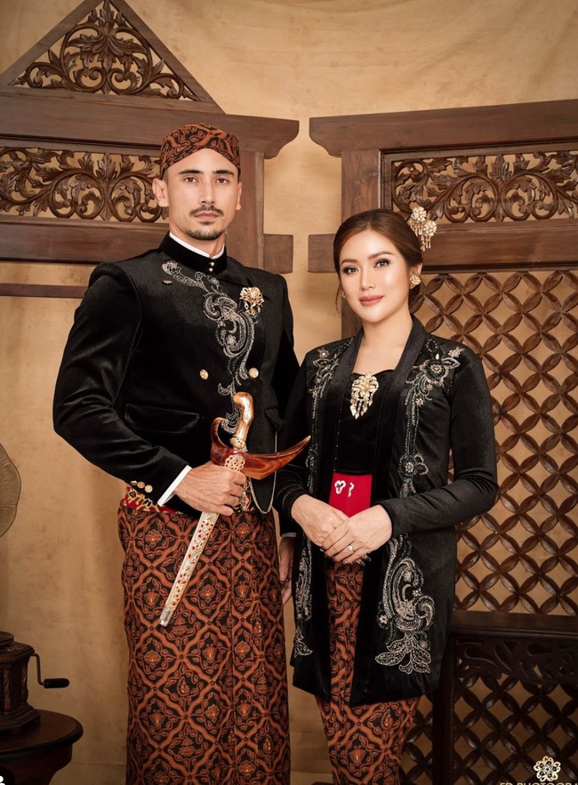 Penampilan Jessica Iskandar makin cantik menawan dengan riasan wajah natural glam dan lipstik berwarna nude. Pesona bumil tersebut pun makin terpancar menjelang persalinan anak ketiganya. Foto: Instagram/@fdphotography90