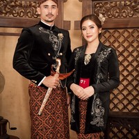 Penampilan Jessica Iskandar makin cantik menawan dengan riasan wajah natural glam dan lipstik berwarna nude. Pesona bumil tersebut pun makin terpancar menjelang persalinan anak ketiganya. Foto: Instagram/@fdphotography90