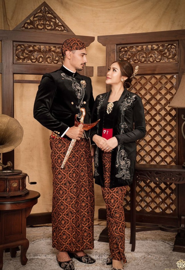 Pose saling bertatapan, pasangan yang satu ini memang selalu terlihat romantis dan mesra. Foto: Instagram/@fdphotography90